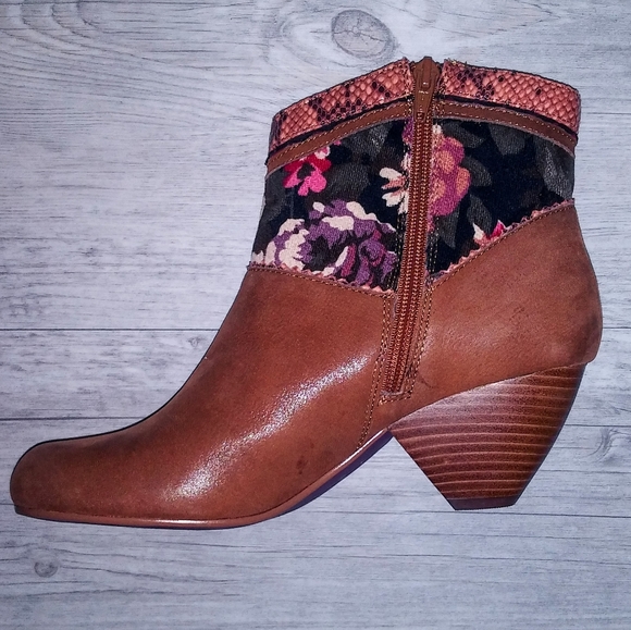 EUC Poetic License 'All A Glow' Ankle Boots - Picture 3 of 8